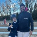 Giovane allieva Team Horse accanto al proprio istruttore dopo la gara