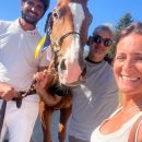 Componenti del Team Horse in un selfie insieme a un cavallo