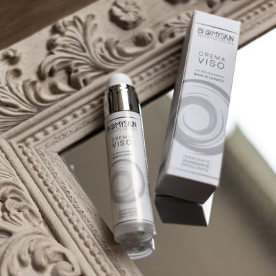 Siero viso Biomyskin con confezione su una cornice intagliata