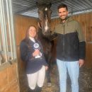 Allieva con coccarda, istruttore e cavallo nelle scuderie del Team Horse di Teramo
