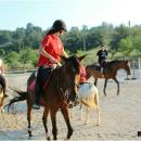 Allievi a cavallo durante una lezione di equitazione nel Maneggio Team Horse di Teramo