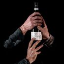 3 mani intrecciate prendono bottiglia di Montepulciano D'Abruzzo Tenuta Trium