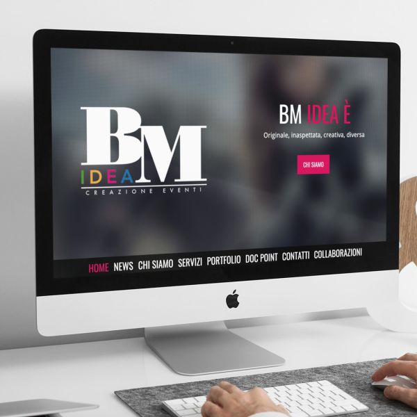 uomo che guarda sull'iMac la home page del sito web di BM Idea di Teramo reliazzato da Winet Web Agency