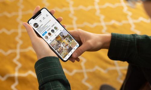mano di un ragazzo che guada sul cellulare la pagina Instagram aperta di Bottega Montecchia realizzata da Wainet Web Agency di Teramo in Abruzzo