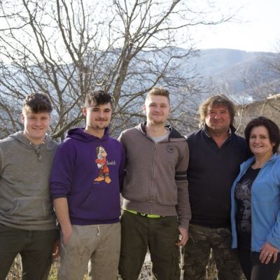 Famiglia di allevatori della Filiera della Laga nel paesaggio montano