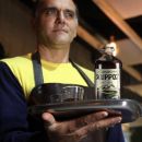 Cameriere porta su un vassoio Amaro della Laga Scuppoz e un bicchiere