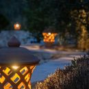 Lanterna accesa lungo il giardino dell'home restaurant Shanti