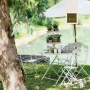 Tavolino e sedie da bistrot in un angolo verde del giardino