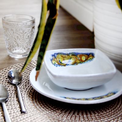 Servizio di piatti in ceramica decorata su una tavola apparecchiata