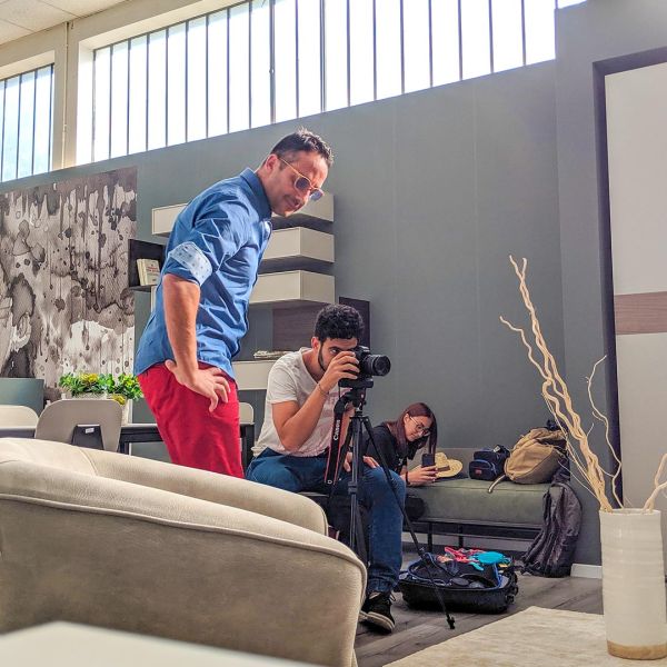riprese video con tre videomaker Wainet mentre preparano il set del salotto Di Sante Mobili a San Nicolò a Tordino di Teramo