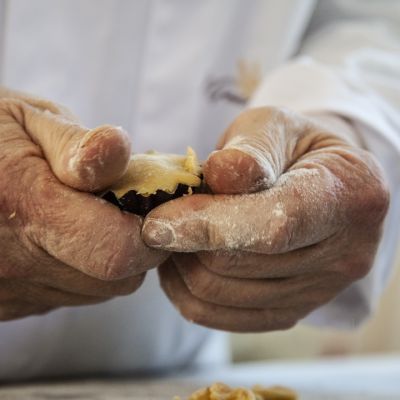 Pasticcere mentre forma a mano un biscotto artigianale