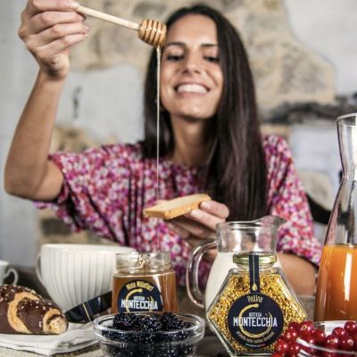Donna che prepara merenda con miele millefiori Bottega Montecchia su Instagram a Teramo in Abruzzo