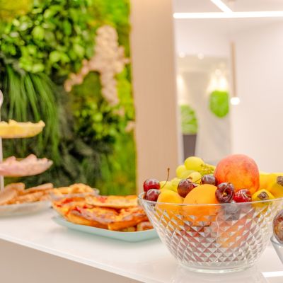Buffet della colazione con frutta e proposte salate al Residence Aleden