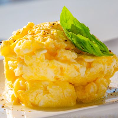 Frittata soffice guarnita con basilico per la colazione salata
