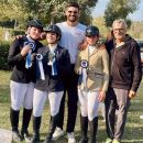 Gruppo Team Horse riunito dopo una premiazione equestre