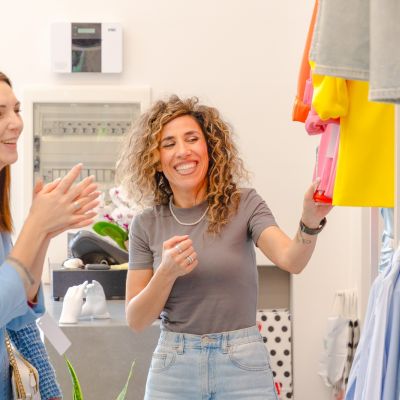 Clienti sorridenti durante la scelta degli abiti