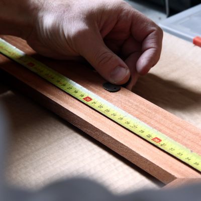 Artigiano Misura Con Il Metro Nel Laboratorio Di Ceramiche Di Castelli De Fabritiis