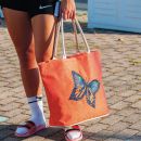 Borsa arancione con grande farfalla ricamata
