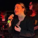 Cantante ripresa in primo piano durante l'esibizione dal vivo
