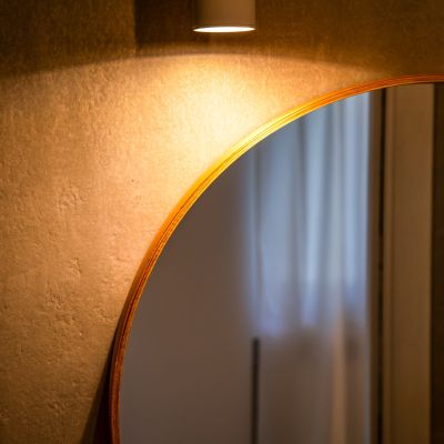 Specchio rotondo illuminato nel bagno dello Shanti B&B