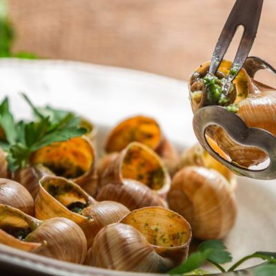 Chiocciola estratta dal guscio con una pinza da cucina