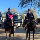 Due allieve a cavallo nel piazzale del Maneggio Team Horse di Teramo