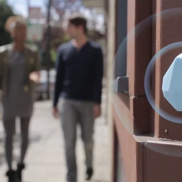 beacon posizionato sulla parete mentre le persone camminano vicino
