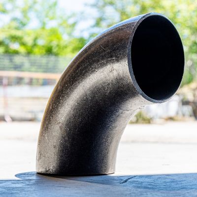 Curva in acciaio FENP fotografata all'esterno del magazzino