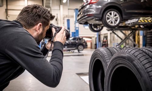 Fotografo Wainet durante servizio fotografico in officina presso Gran Sasso Gomme a Teramo