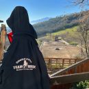 Persona con felpa Team Horse osserva il paesaggio dal maneggio di Teramo