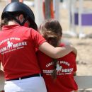 Due giovani allieve Team Horse si abbracciano al termine della gara