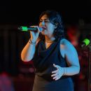 Cantante durante il concerto sotto le luci blu