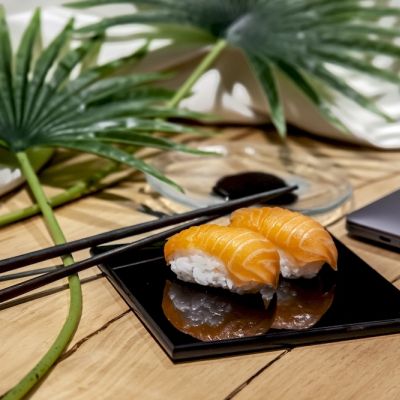 Piatto quadrato in vetro nero con sushi e bacchette
