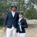 Istruttore e giovane allieva Team Horse mostrano una coccarda