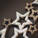 Stelle glitterate sovrapposte come decorazione natalizia