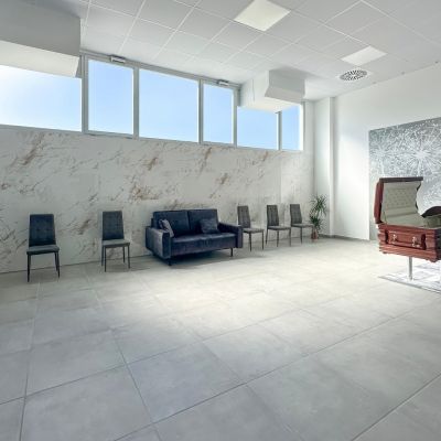 Ampia sala del feretro con sedute per familiari e visitatori