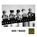 Grafica del primo maggio con personaggi Playmobil in bianco e nero