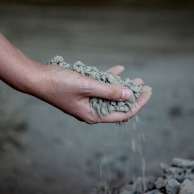 Mano ragazza con terra argilla che scorre tra le dita nella SIAI a Petacciato di Campobasso in Molise