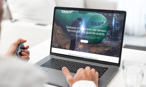 ingegnere in ufficio visita dal notebook la home page del Sito Web ItalTanx sviluppato da Wainet Web Agency di Teramo