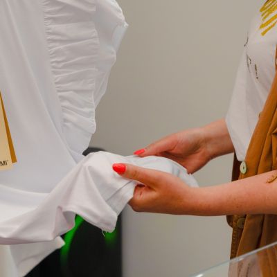 Dettaglio dei volant su una camicia bianca