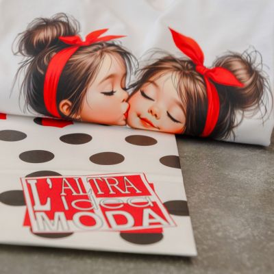 Materiale promozionale Altra Idea Moda con illustrazione di due donne