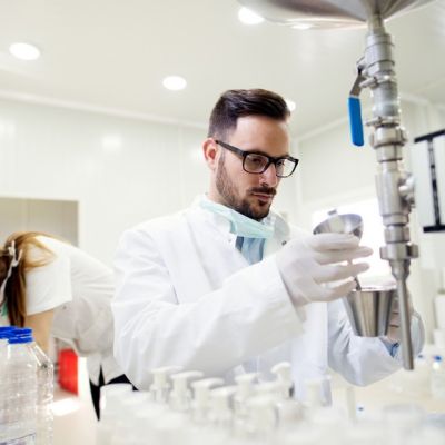 Ricercatore in camice bianco al lavoro in laboratorio