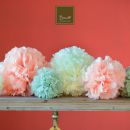 Pompon decorativi in carta nelle tonalità rosa, azzurro e verde