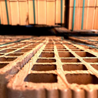 Laterizi comuni in verticale blocchi mattoni durante stoccaggio nella SIAI a Petacciato di Campobasso in Molise