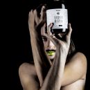 Shooting fotografico professionale ragazzo con bottiglia liquore di liquirizia Scuppoz