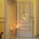 Ghirlanda luminosa appesa a una porta con modanature