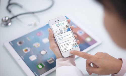 Dottoressa mentrea guarda l'Applicazione sul cellulare dell'OPI Teramo creato da Wainet Web Agency a Teramo in Abruzzo