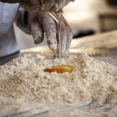 Preparazione dell'impasto con farina e uova nel laboratorio