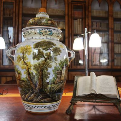Vaso Su Scrivania Paesaggio Dipinto A Mano Su Maiolica Ceramica Di Castelli De Fabritiis