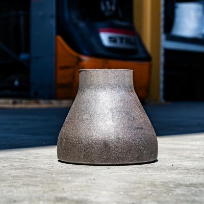 Riduttore concentrico in acciaio FENP su pavimento industriale